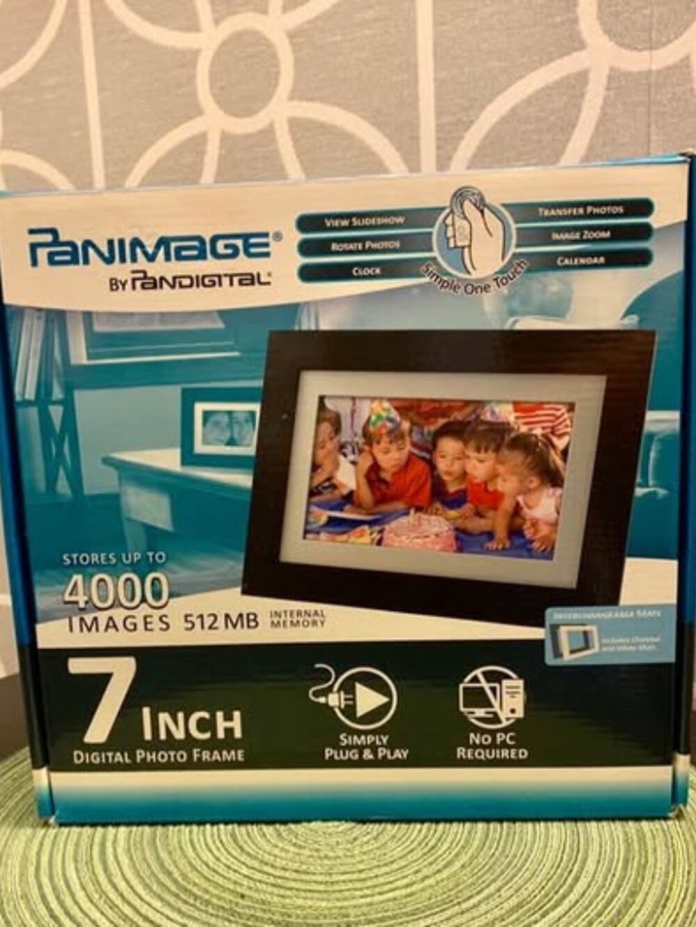NEW IN BOX! Digital Photo Frame. 7” LCD. 512 MB memory, 4000 images. Remote.
